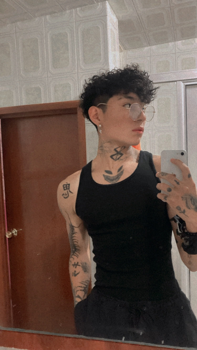 Publicación de 🎭Jinx_♊️ en HolliModels