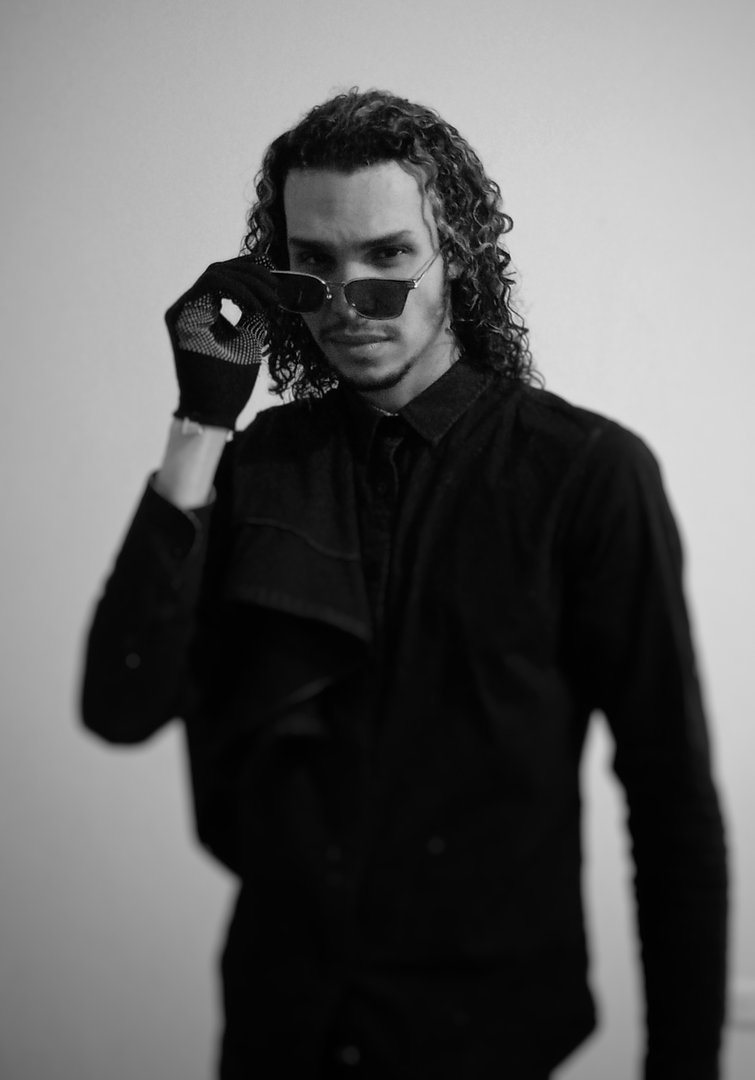 Publicación de Esteban David Mosquera Arenas en HolliModels