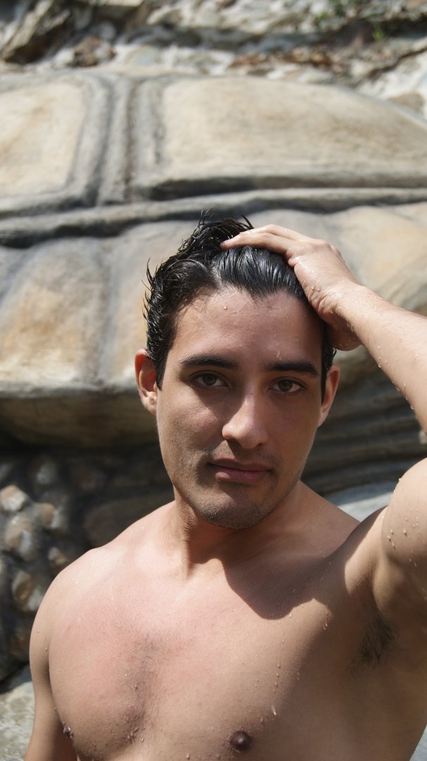 Publicación de Adam Steven Lugo Tovar en HolliModels