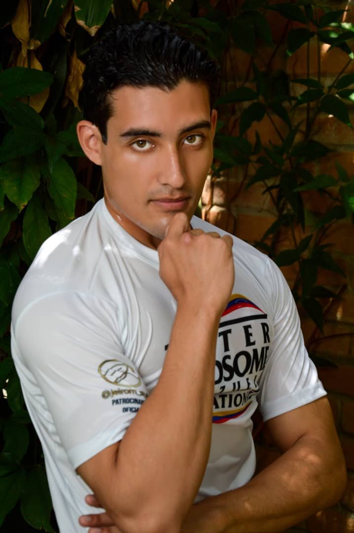 Publicación de Adam Steven Lugo Tovar en HolliModels
