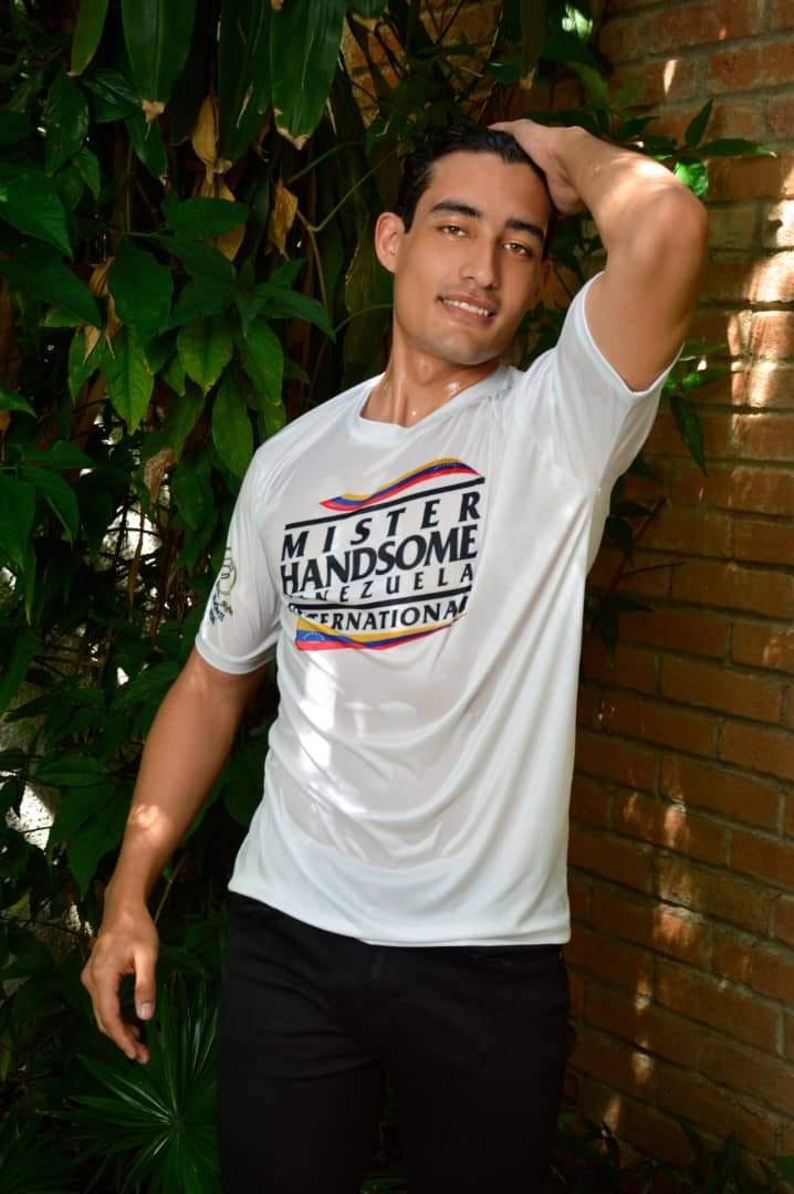 Publicación de Adam Steven Lugo Tovar en HolliModels