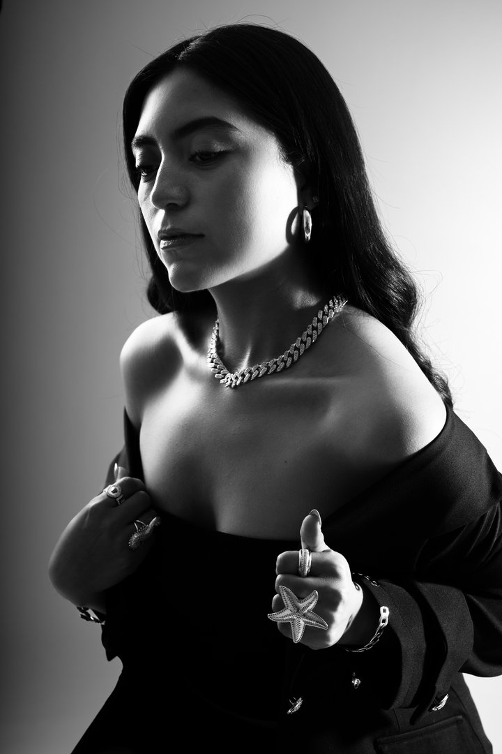 Publicación de Zhania Gallegos en HolliModels