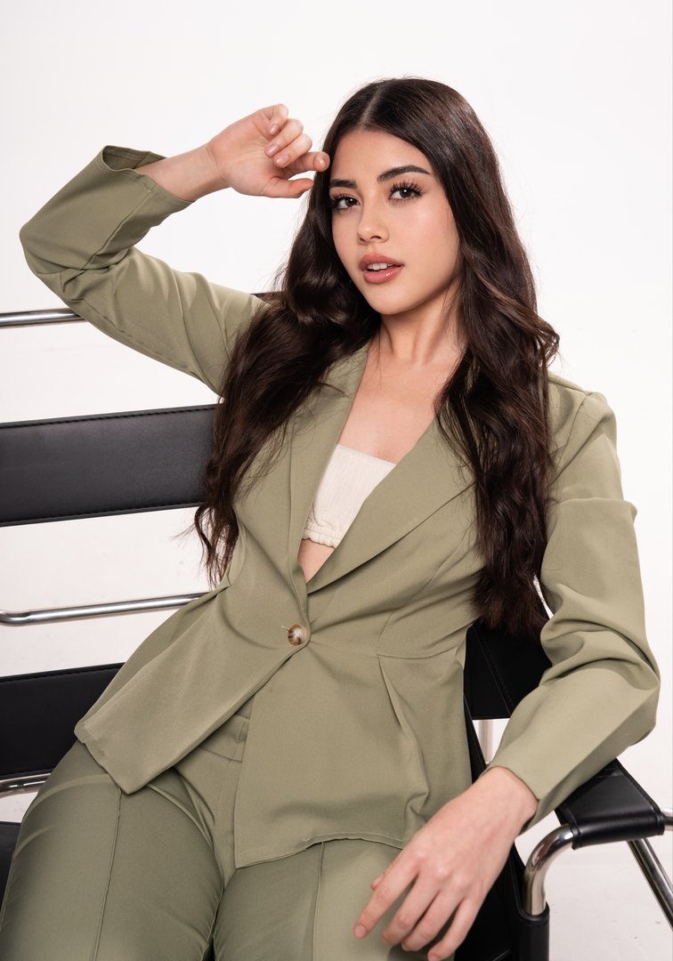 Publicación de Perla Vega en HolliModels