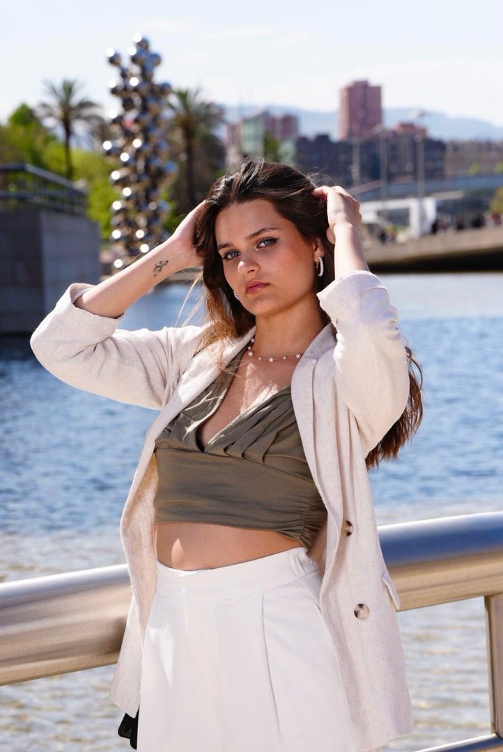 Publicación de June en HolliModels