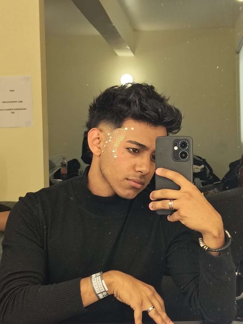 Publicación de Alejandro Torres en HolliModels
