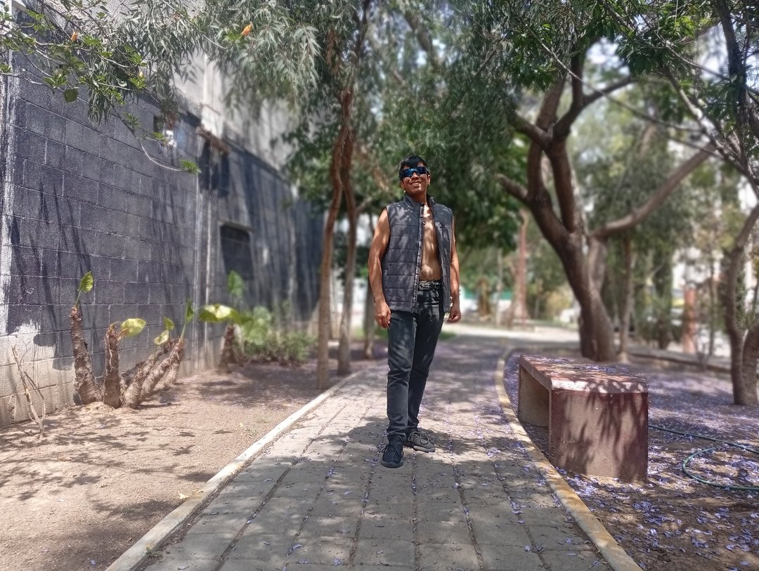 Publicación de Tristán Guzmán Lora en HolliModels