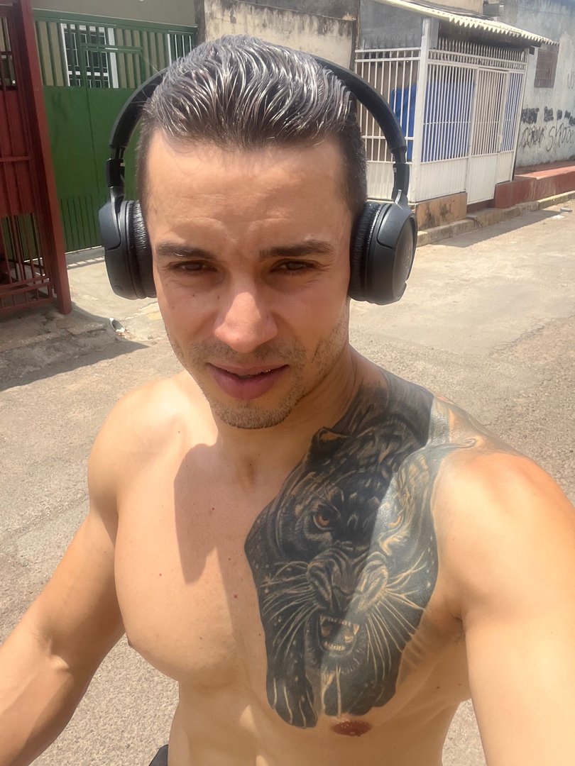 Publicación de Welbert Keoma Santos en HolliModels