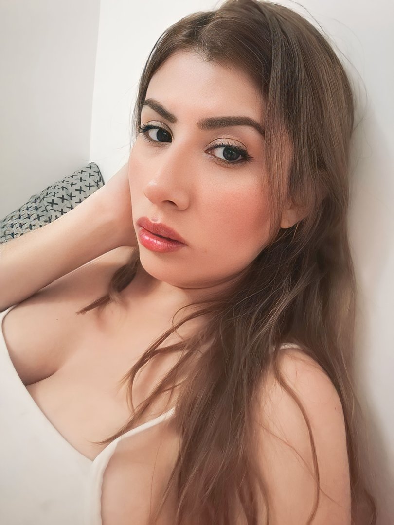 Publicación de Bella Baumen ✨ en HolliModels