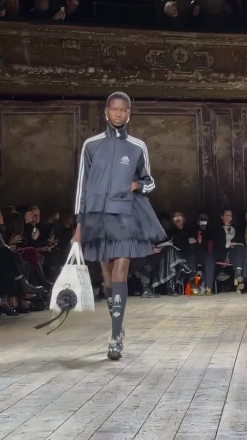 Publicación de adidas en HolliModels