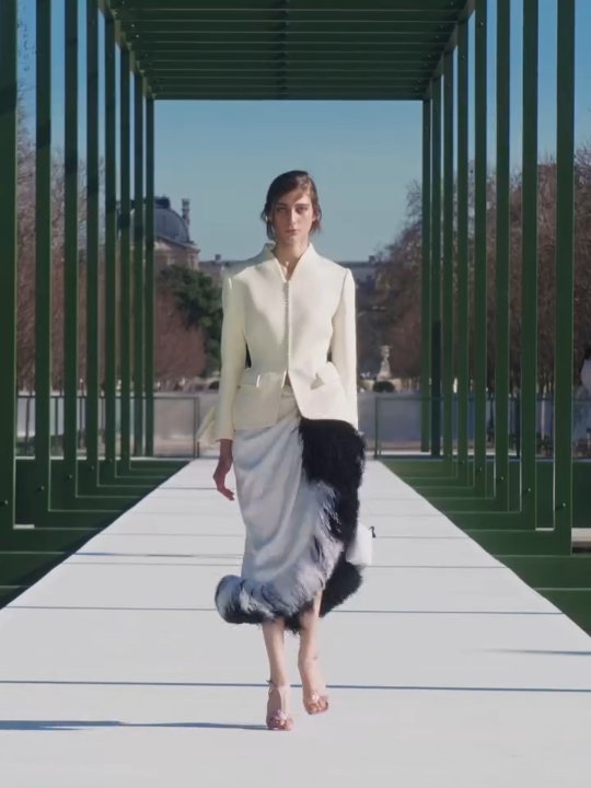 Publicación de Dior Official en HolliModels