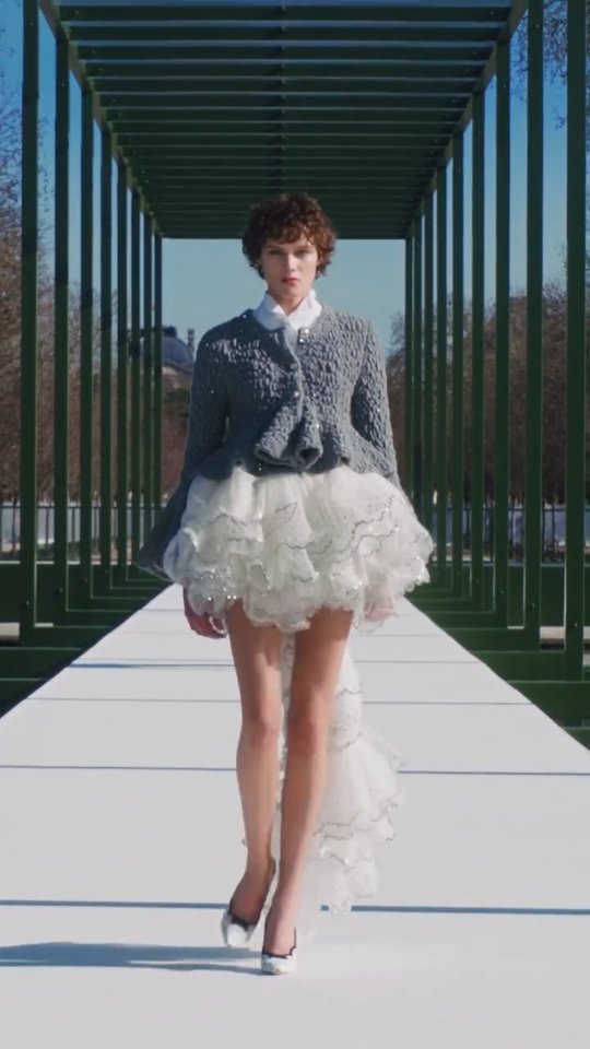 Publicación de Dior Official en HolliModels