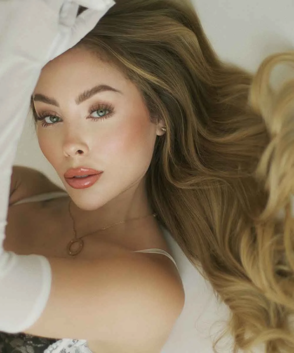 Hollimodels Edición Octubre: Maya Nazor en Portada y el Mundo del Modelaje Internacional