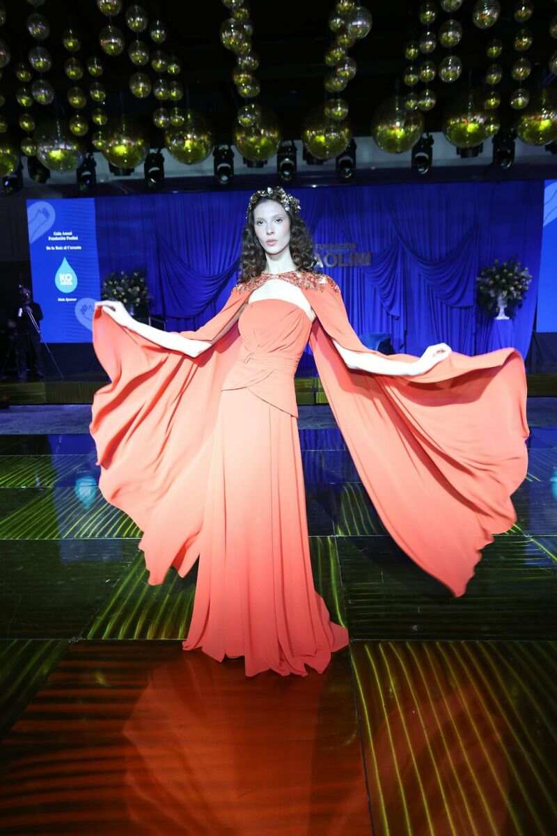 Look naranja turquesa Raíces del Corazón Laurencio Adot