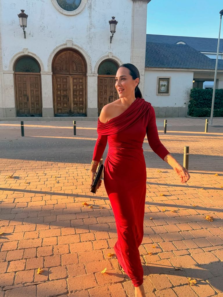 Tamara Falcó con vestido rojo de invitada en una boda