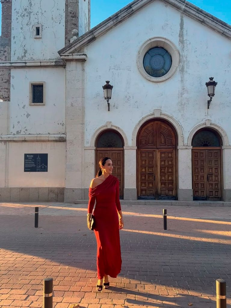 Detalle del vestido rojo asimétrico de Tamara Falcó
