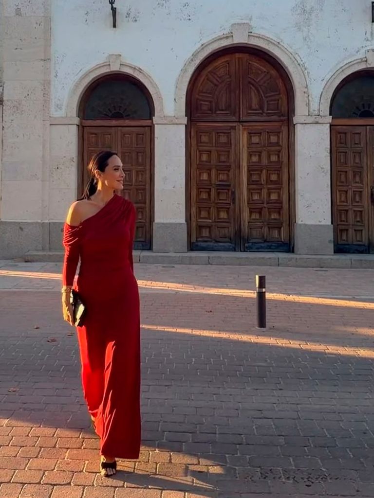 Tamara Falcó look invitada boda vestido rojo