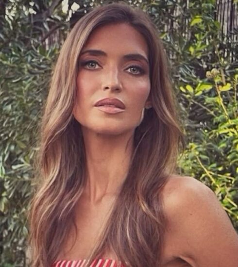 Sara Carbonero con vestido de rayas Silvia Tcherassi