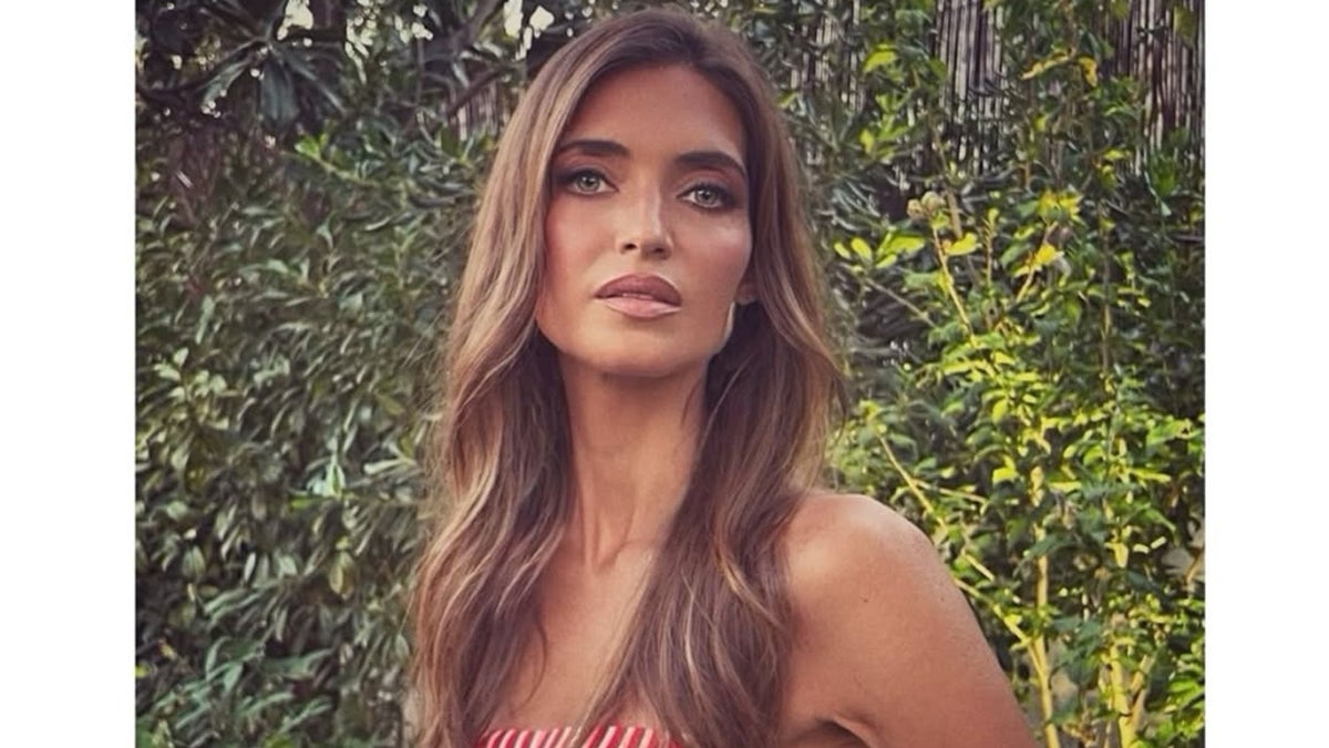 Sara Carbonero con vestido de rayas Silvia Tcherassi
